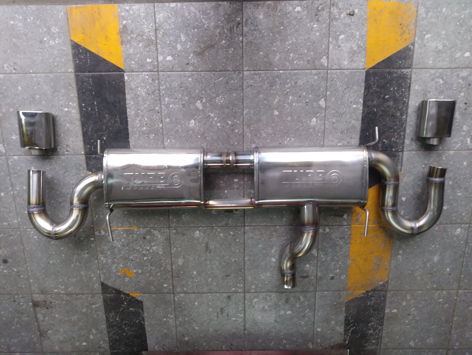 montaż tłumika Toyota