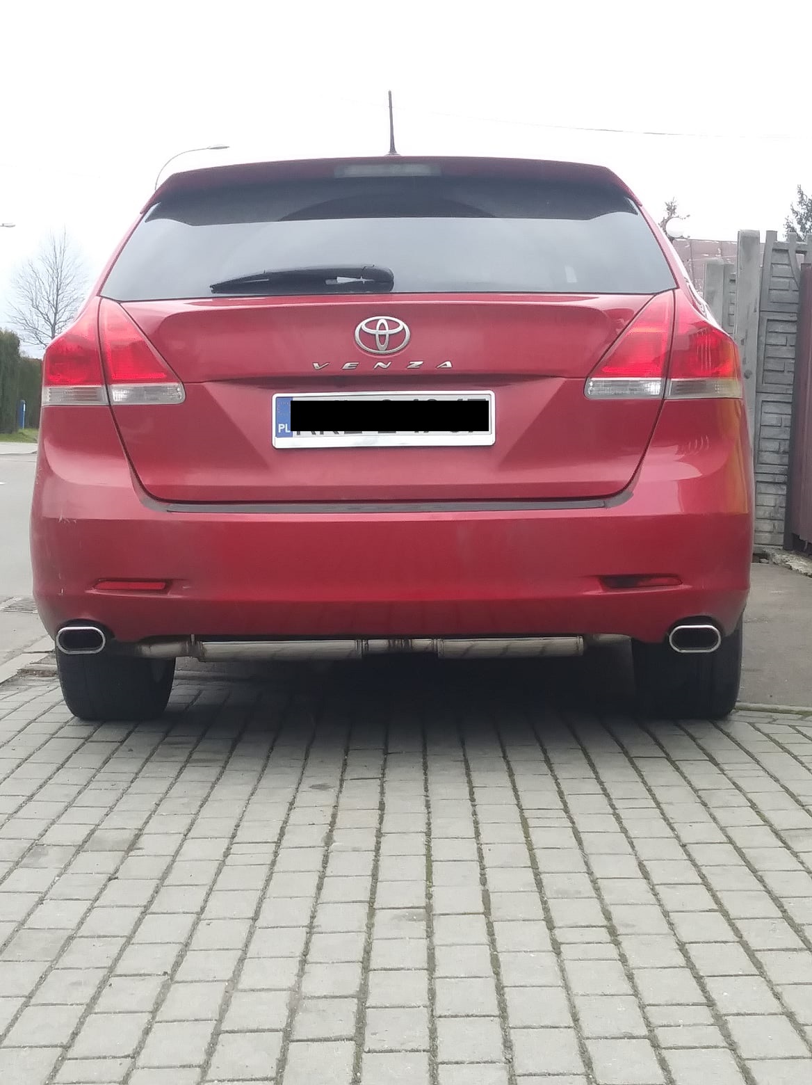 Zamontowany tłumik końcowy Toyota