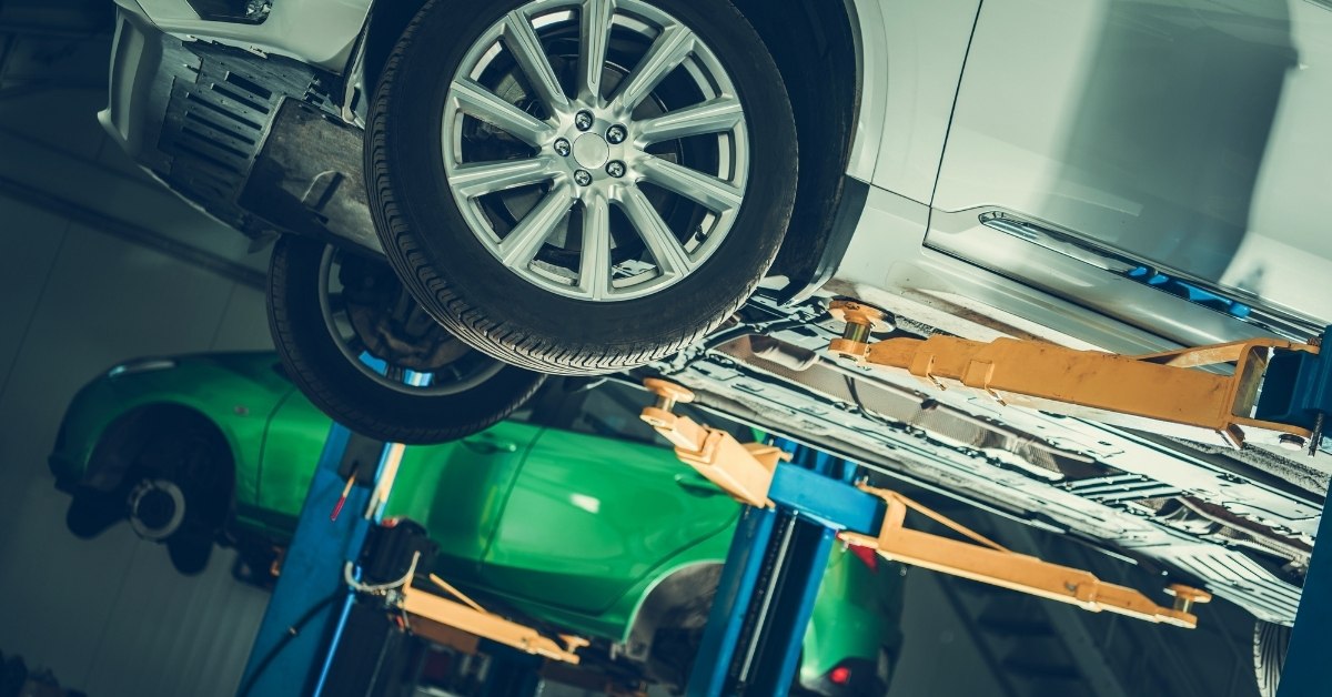 Naprawa tłumików – kiedy wymienić, a kiedy naprawić?